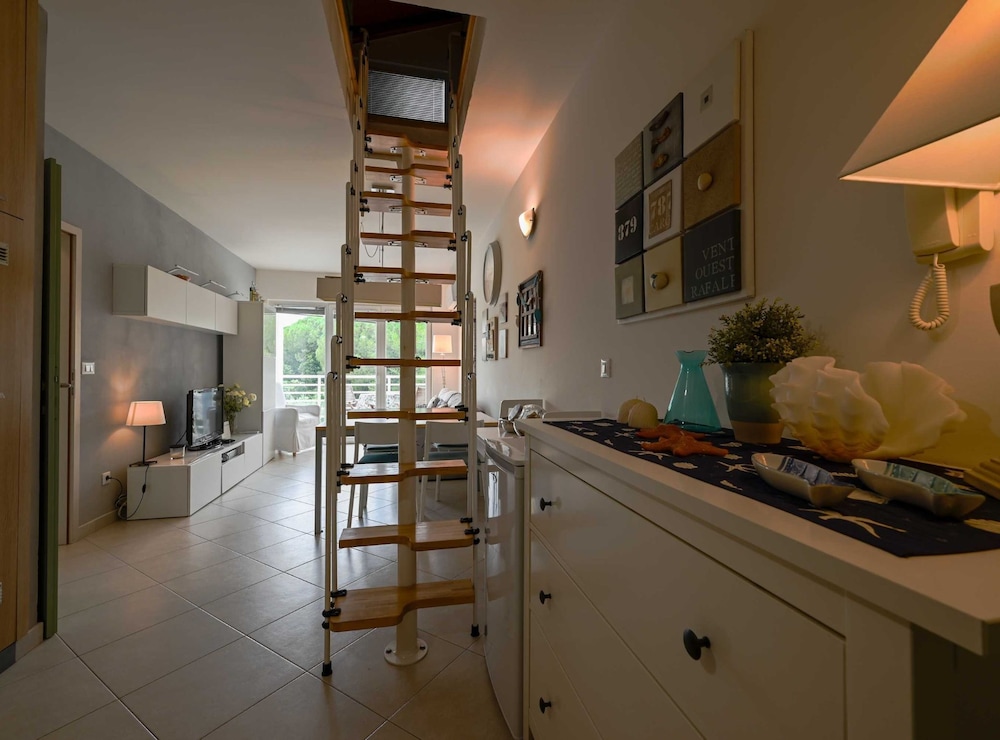 Scenic and Refined Retreat Apartment With Balcony