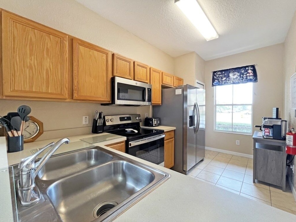 Regal Getaway 4 Bedroom Townhouse by RedAwning view 5
