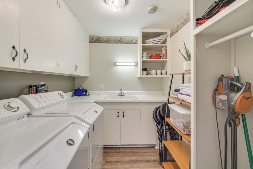 Modern Apt on Detroit Lake w/ Dock Access!