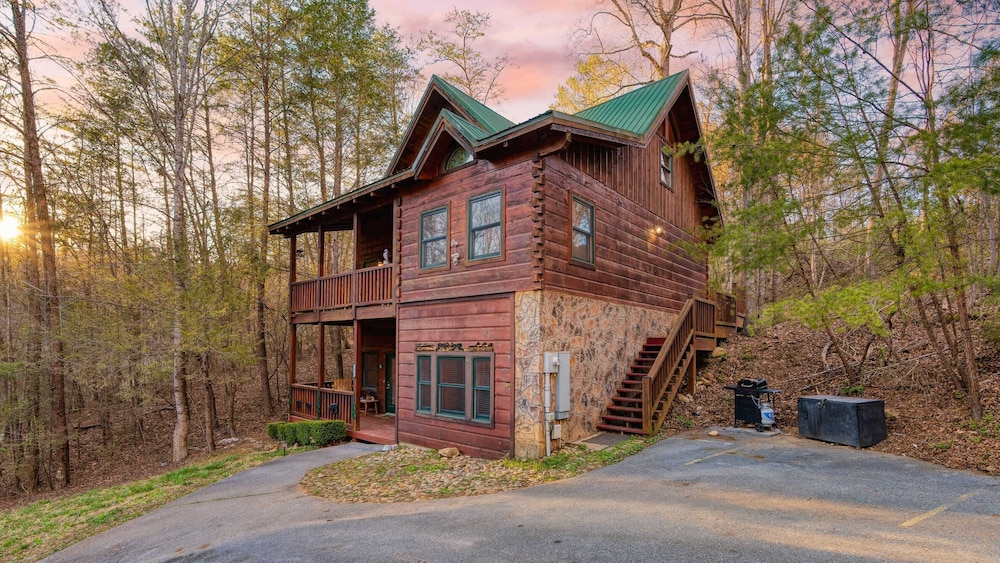 Hottub, Game Room, Forest Views, Near Gatlinburg Four Bears Lodge by Avantstay