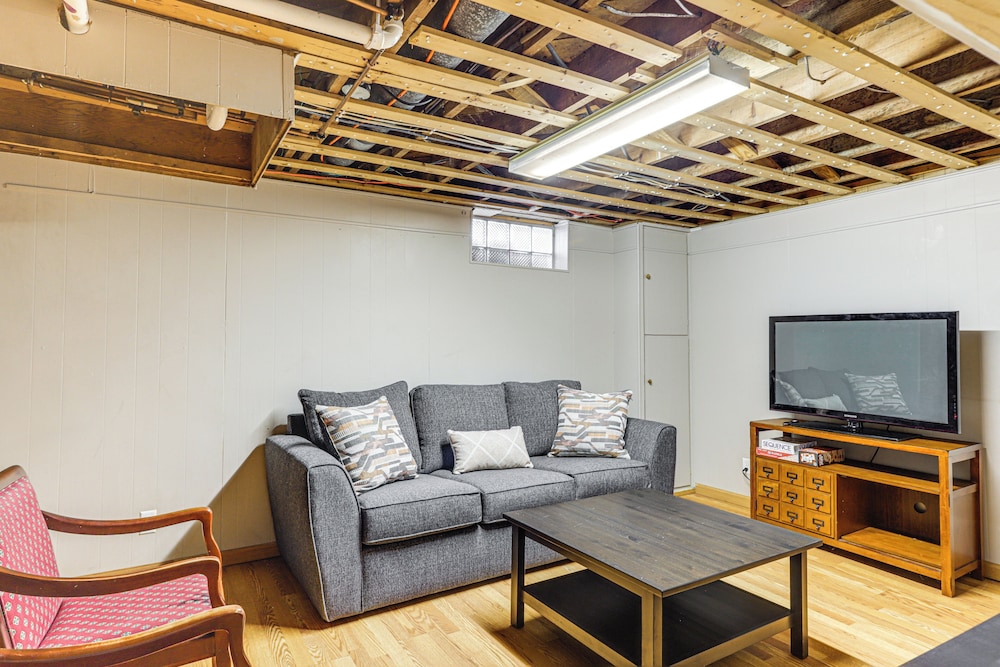 2 Mi to UD: Pet-friendly Home w/ Fenced Yard!