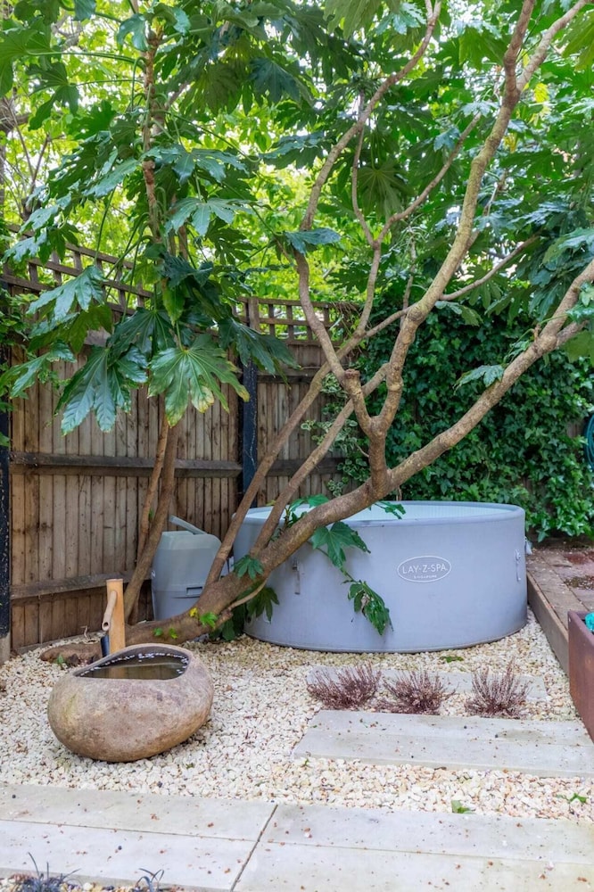 Chic 1BD Maisonette W/hot Tub, King's Cross!