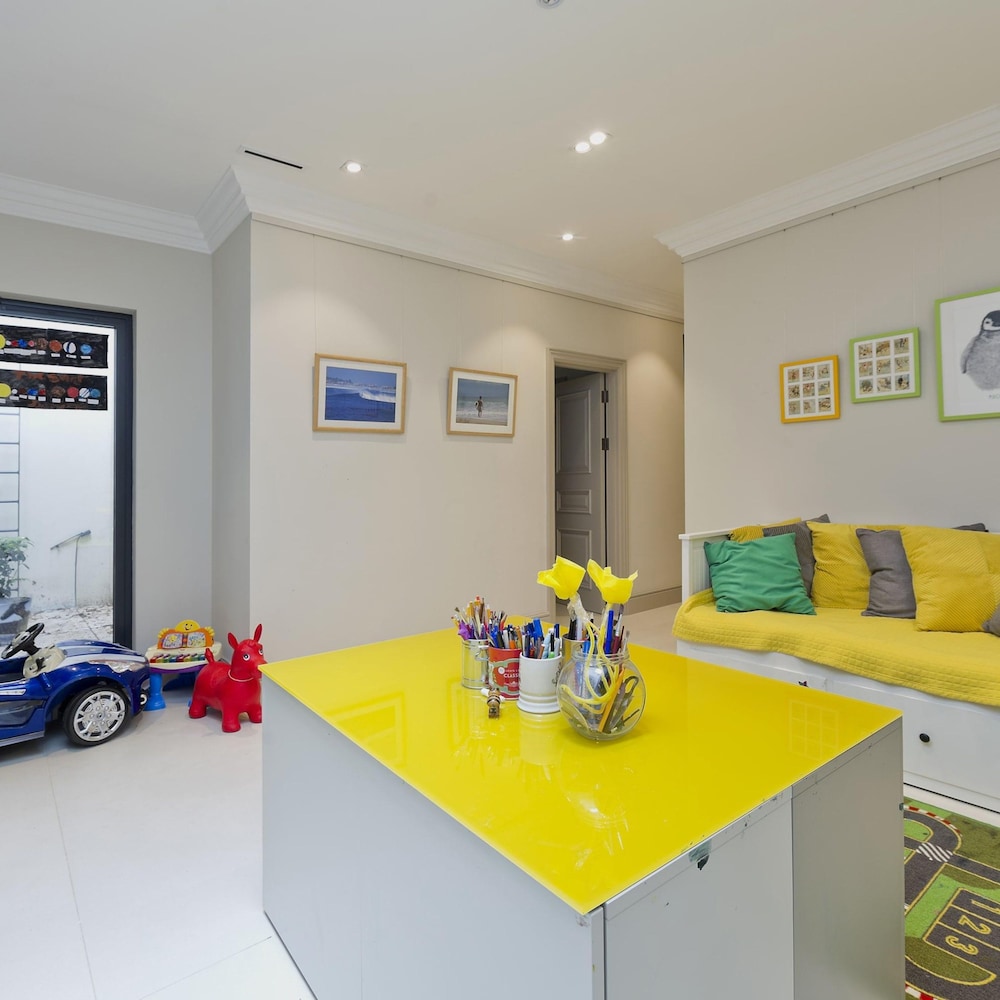 Astounding 7bed Notting Hill Family Home w Private Garden Games Room Parking