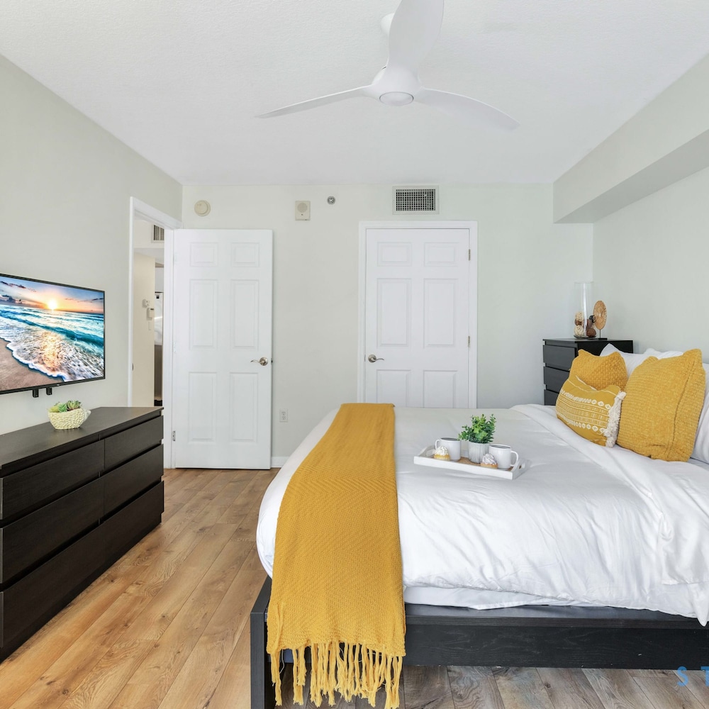 Modern 1-br Condo in Upscale Brickell Locale