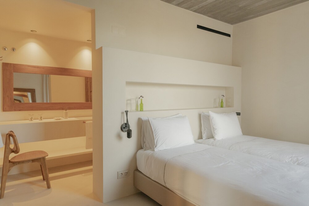 CL M Villa Retreat by Cadenzalux