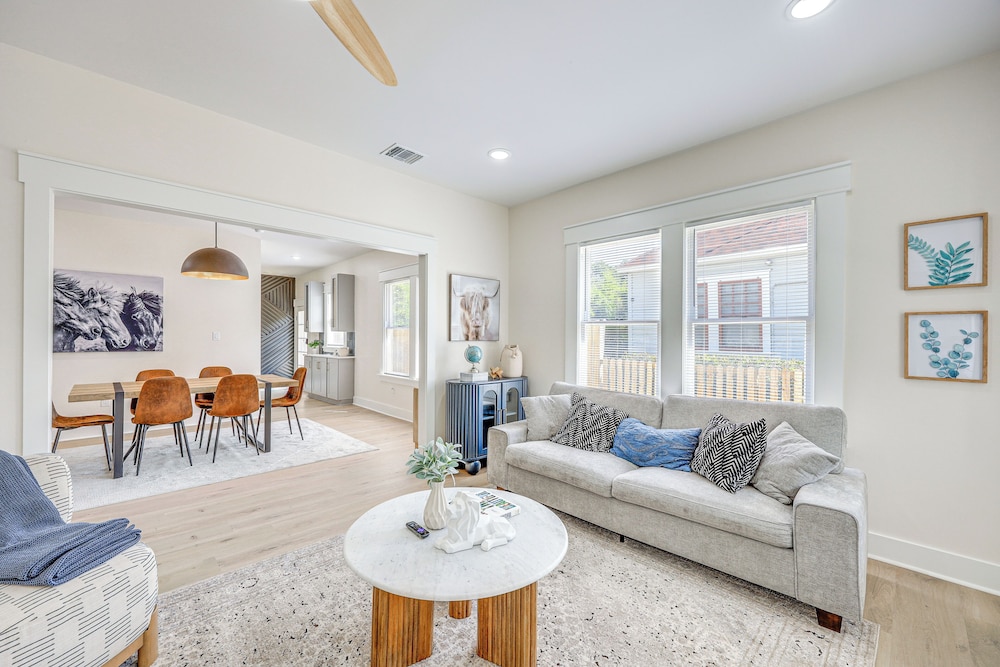 1 Mi to Dtwn: Family Home in San Antonio!