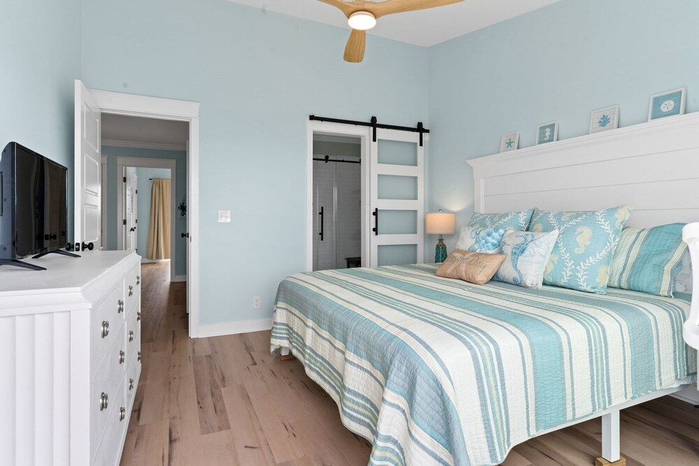 Mom's Gift / 256-b Brunswick Ave West 2 Bedroom Home by RedAwning view 5