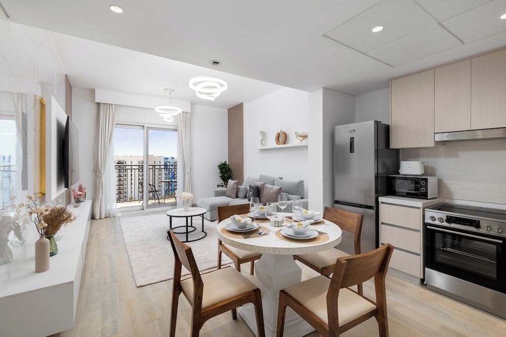 Maison Privee - Sleek Yas Getaway w/ Ferrari World and Canal Views