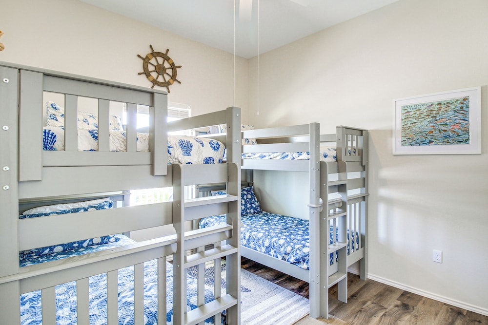 Walk to Water! Home w/ Pool Access in Rockport
