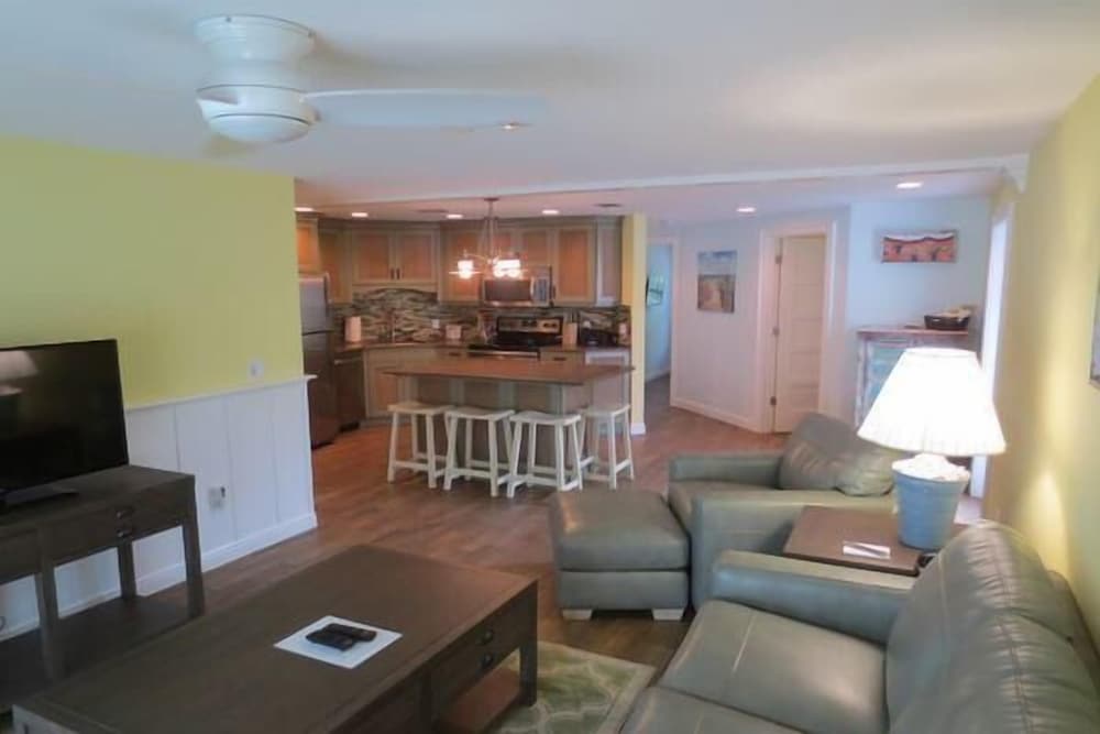 Lizzie Lu's Island Retreat