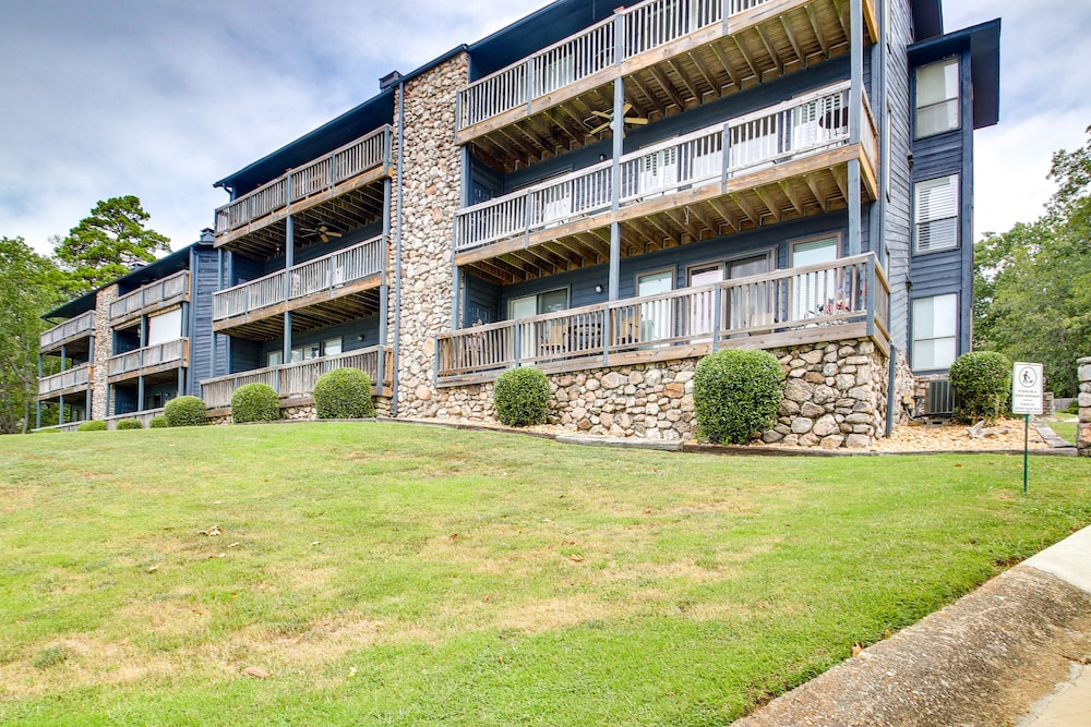 5 Mi to Casino: Waterfront Condo in Hot Springs! view 5