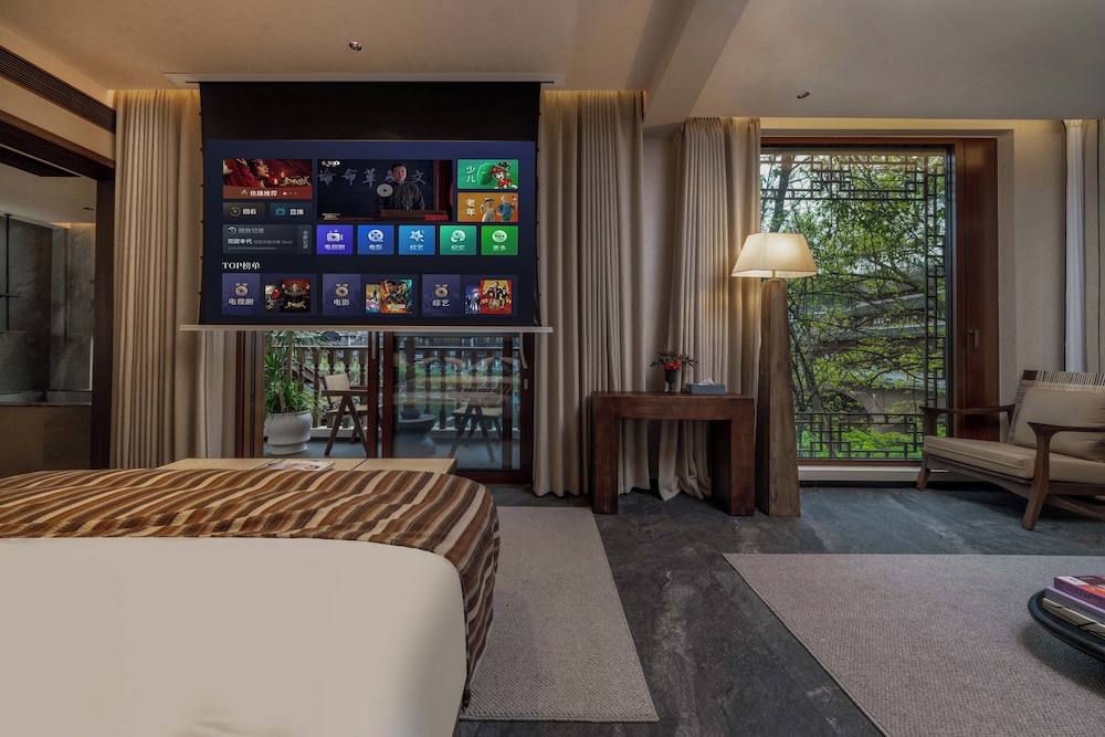Fenghuang Yiquan River View B&B