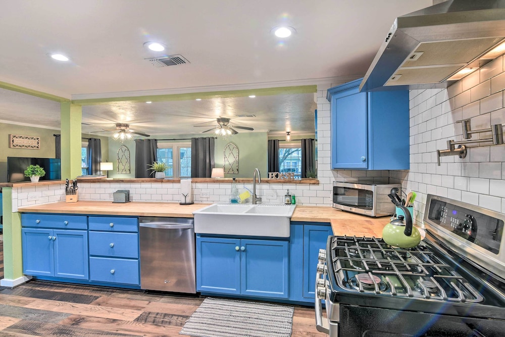 Galveston Group Getaway w/ Private Yard + Fire Pit