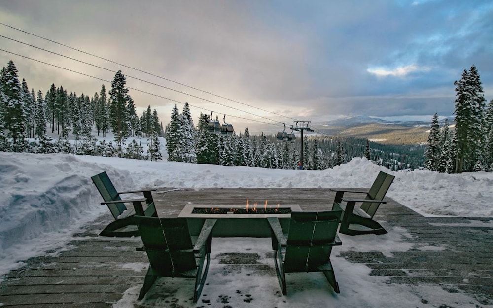 Modern Ski In Out Home Mid-mountain Northstar