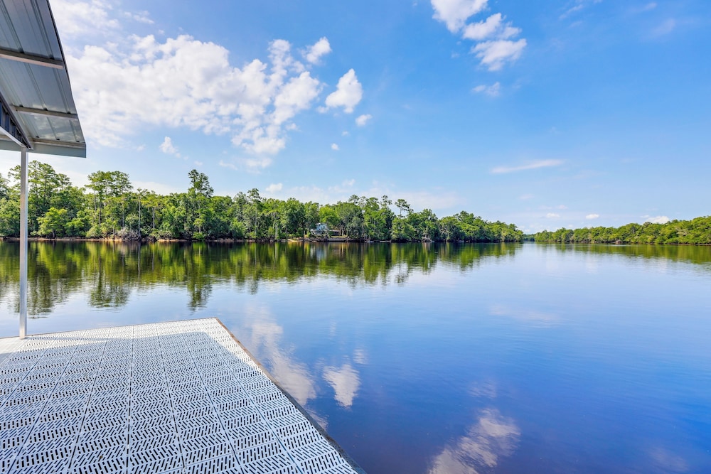 Suwannee River Retreat: Dock & Screened Porch!