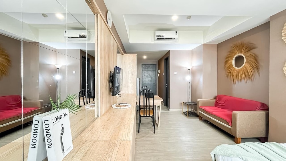 Earth Toned Studio Apartment Collins Boulevard