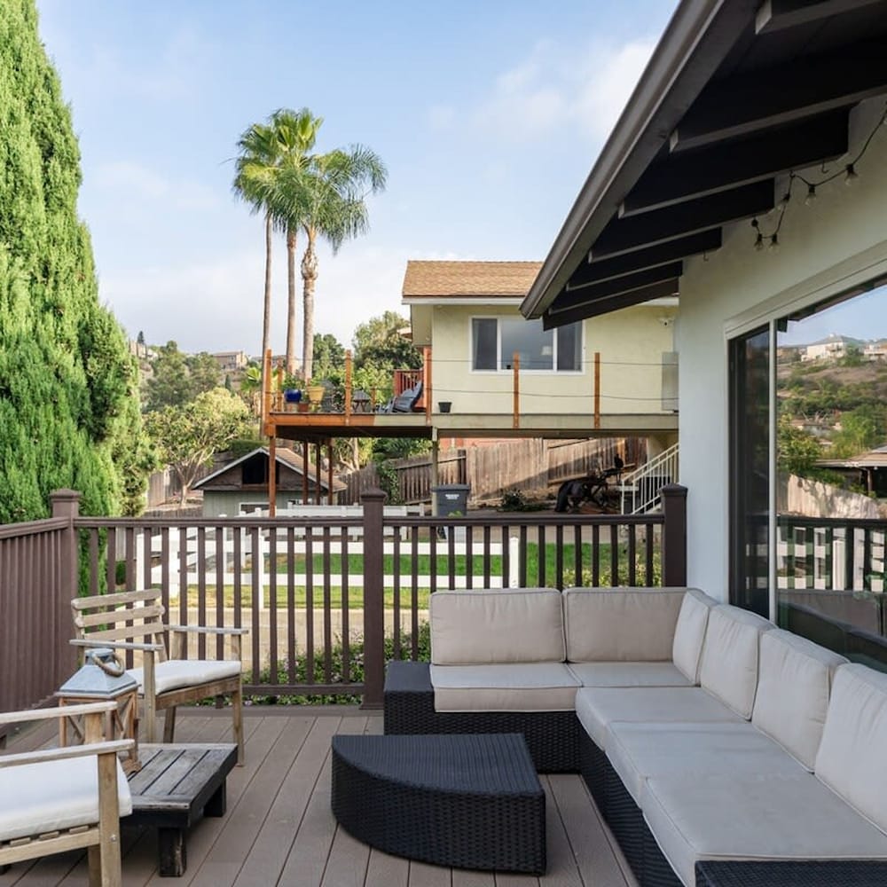 Spacious and Bright 5-bedroom Oasis Pool and Yard
