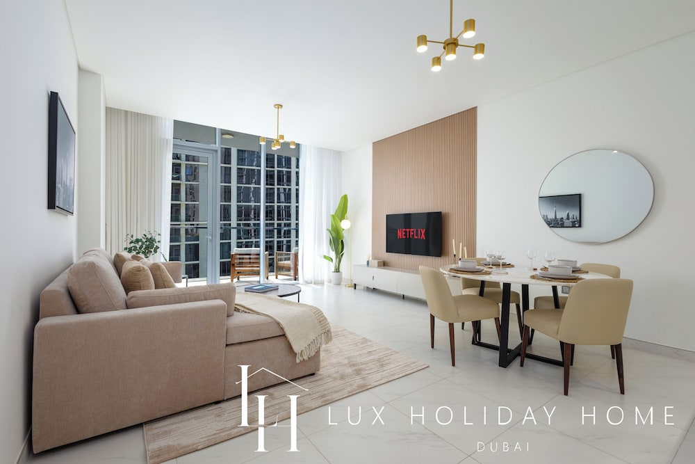 LUX | 2BR Lagoon View – District One, 10–15 min Burj Khalifa