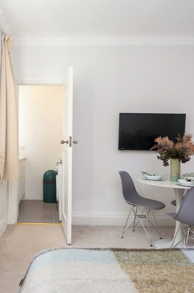 Beautifully Presented Centrally Located Studio apt