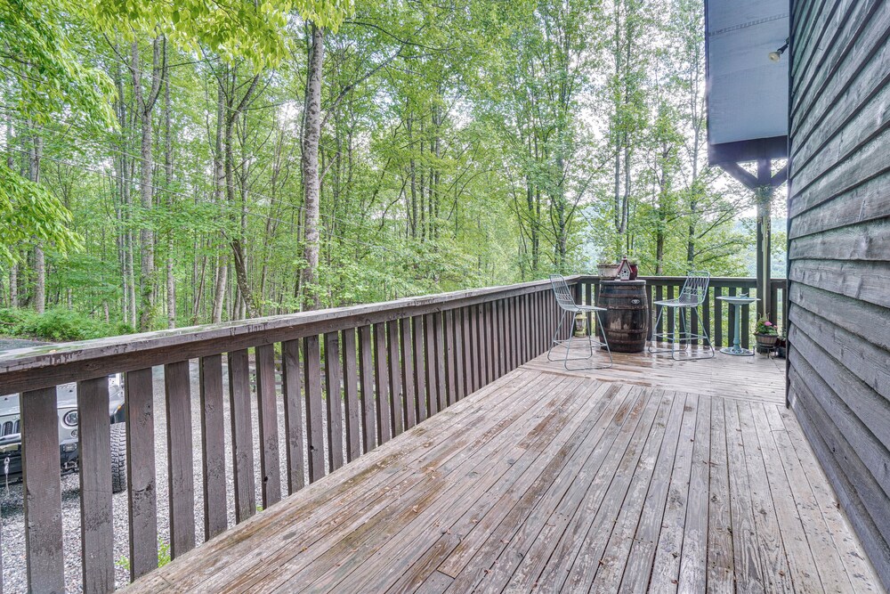 4 Mi to Lake Santeetlah: Cabin w/ Deck & Views