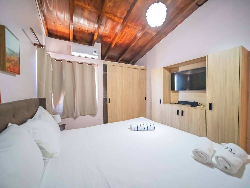 Colonial 2BR Apartment 2mins Walk to Beach!