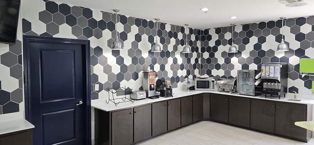 La Quinta Inn & Suites by Wyndham Gonzales LA