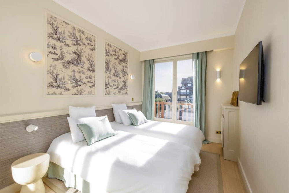 Luxury sea View 3br-2ba With Services in Deauville