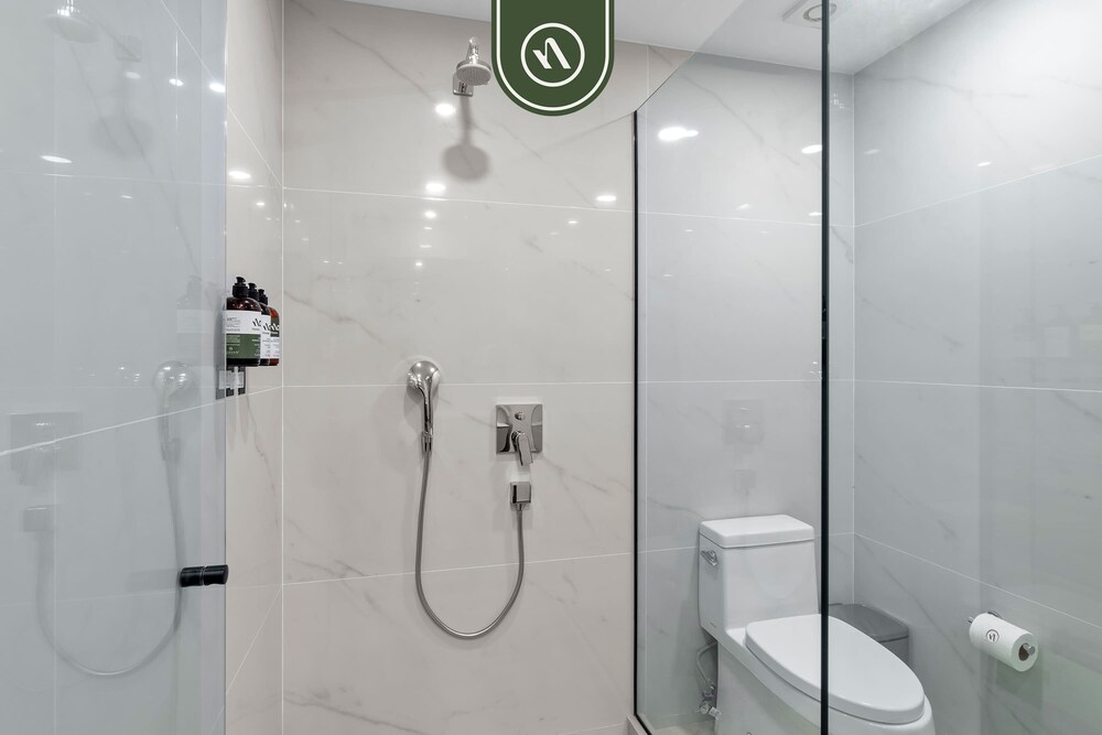 Luxury 2 BR Condo With Dream Pools - Beach - Art