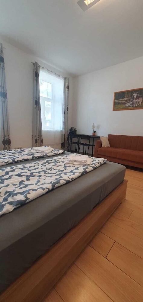 Group Stay 3 Apts Near Enkplatz