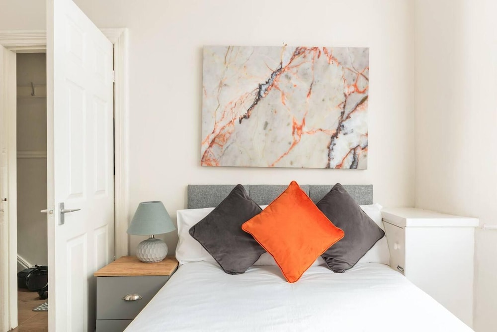 3 Bed House - Sleeps 7 - Garden - Parking - Wifi view 2