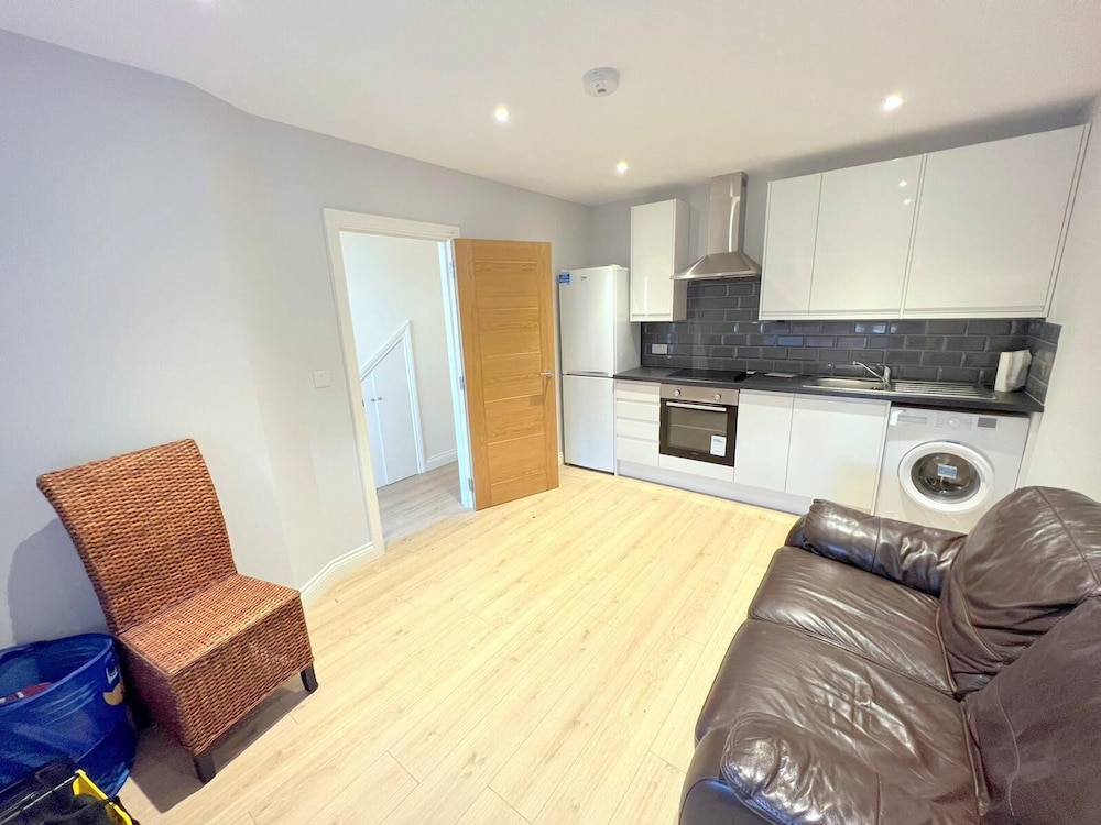 2-bed House - Sleeps 5 & Central Links view 4
