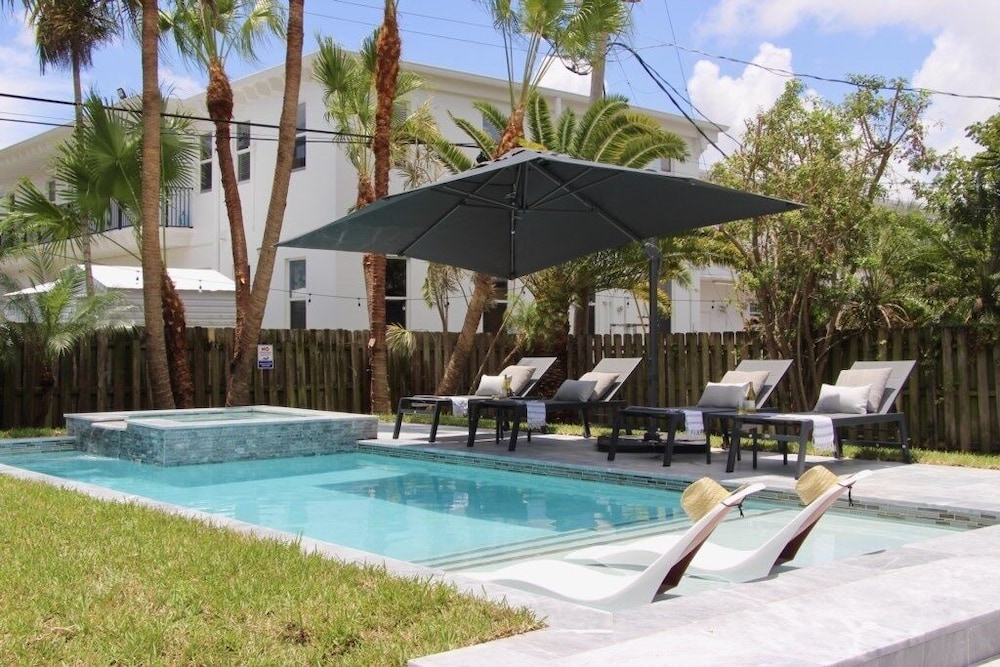 Friendly Fox Luxury Pool & Spa - Near Dt & Beach 4 Bedroom Home
