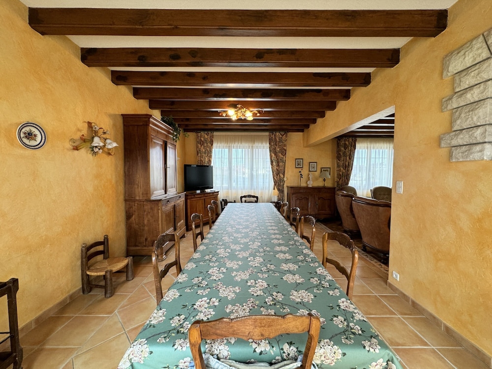 Spacious Group Stay Near Le Mans Circuit