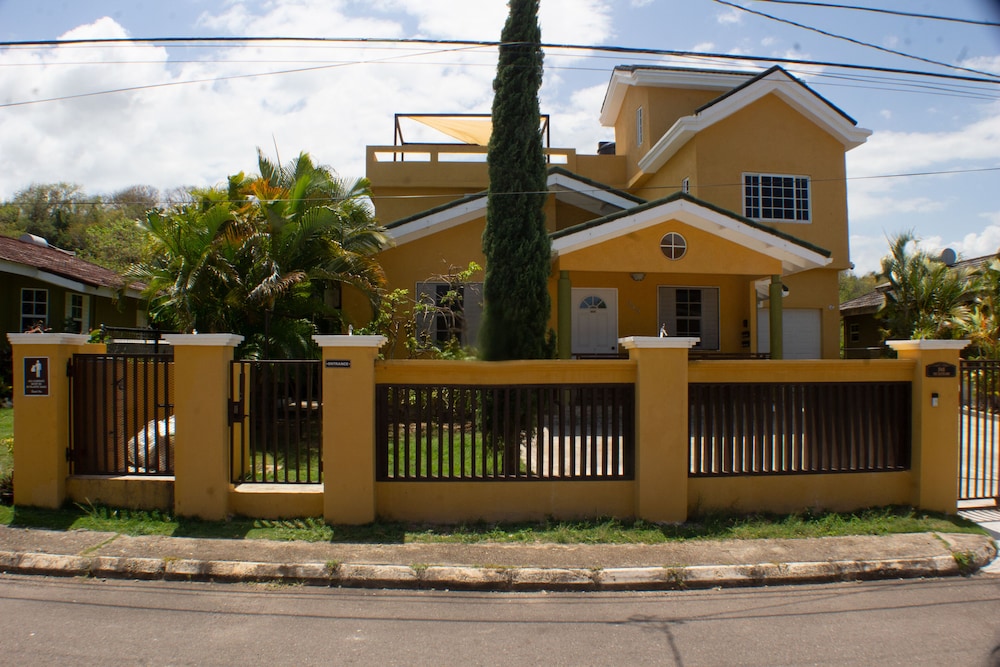 Hotel The Vista Inn - Image 1