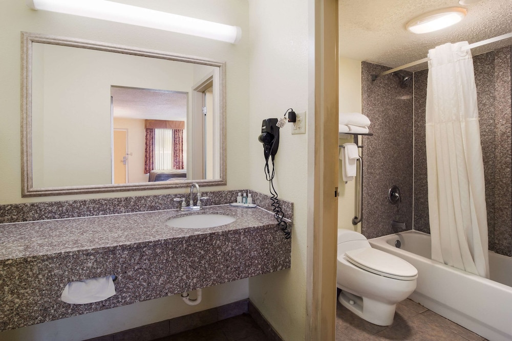 Statesboro Vacations - Quality Inn  Suites Conference Center Statesboro Historic District - Property Image 67