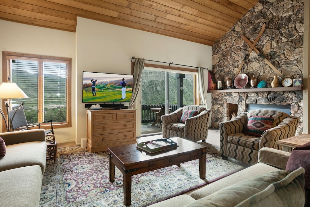 100 Ridgepoint 4 Bedroom Condo