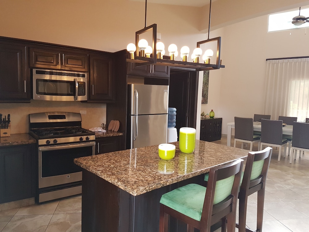 New six bedroom with BBQ and large pool