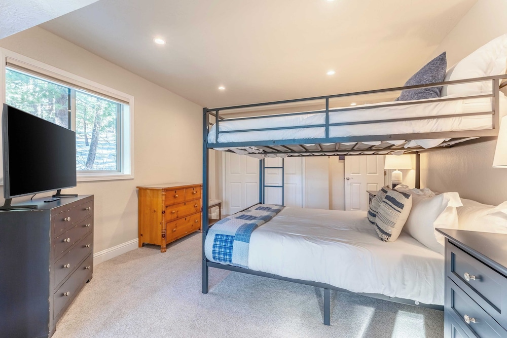 Views + Mins to Skiing, Lake, & Incline Village Incline Serenity by Avantstay