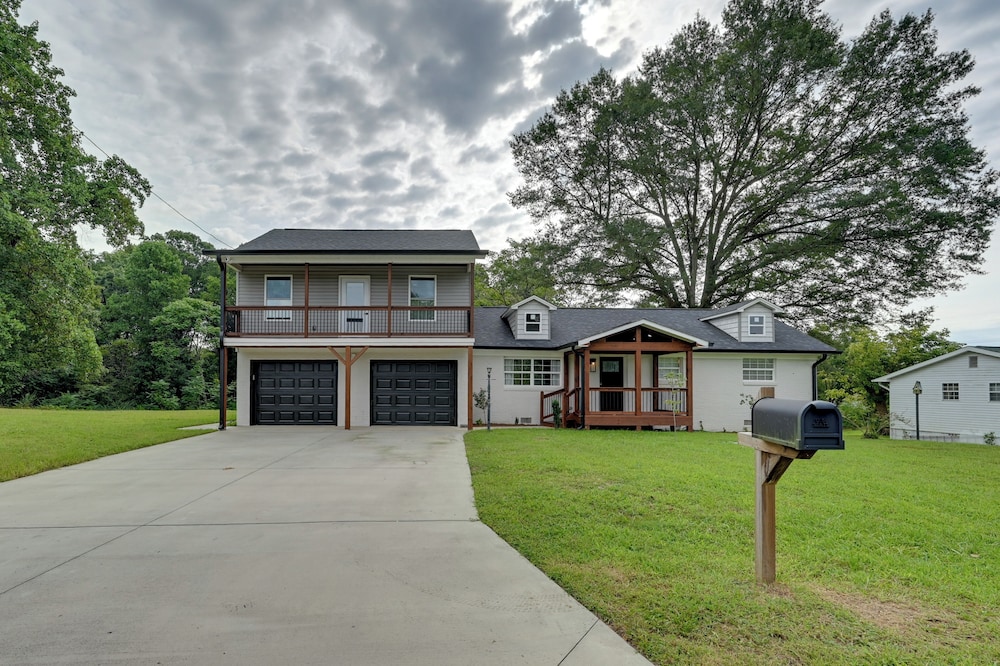 12 Mi to Downtown Winston-salem: Apt w/ Balcony!