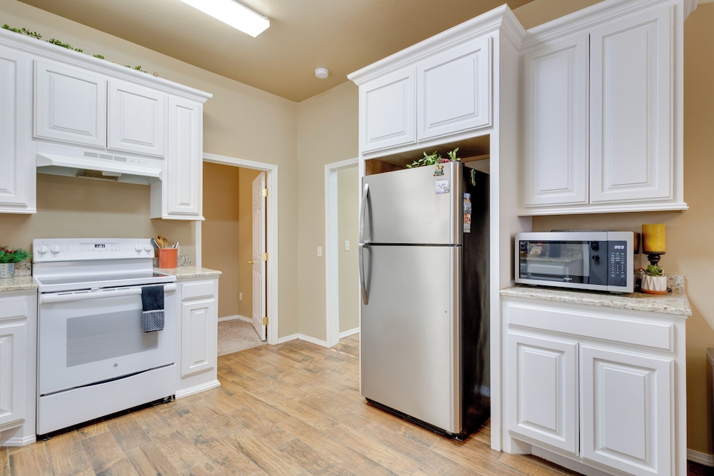 Apartment Half-mi to Downtown Guthrie!