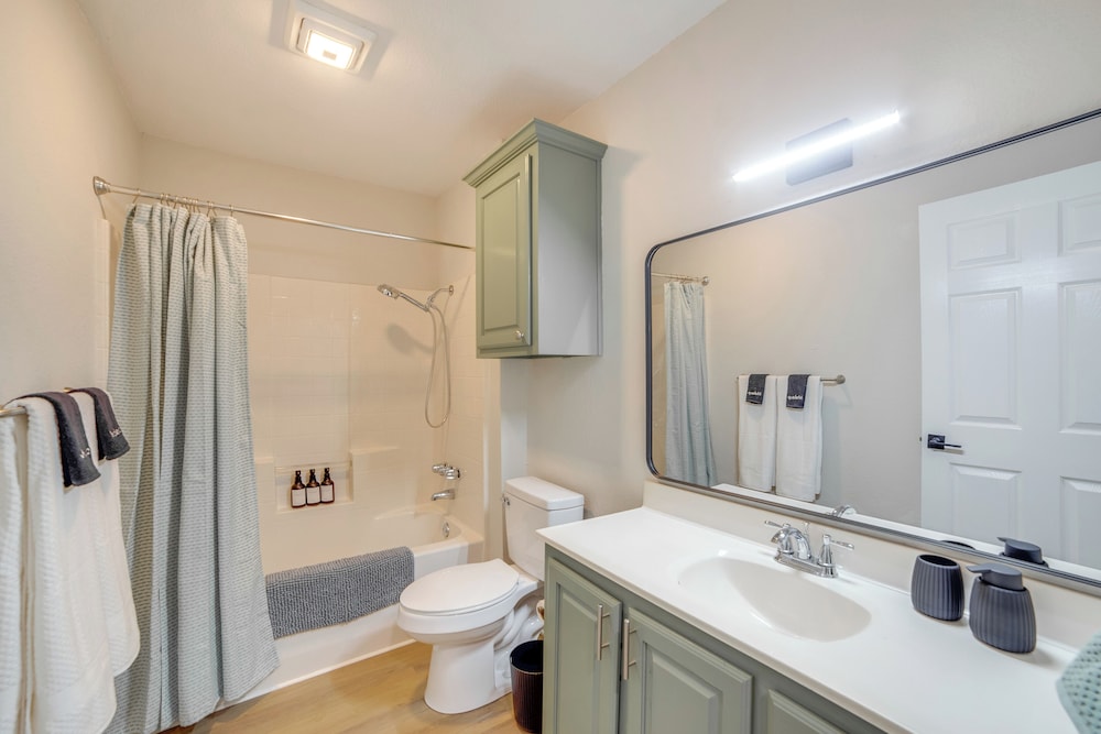 Waterfront Cedar Creek Lake Gem: Near Marina!