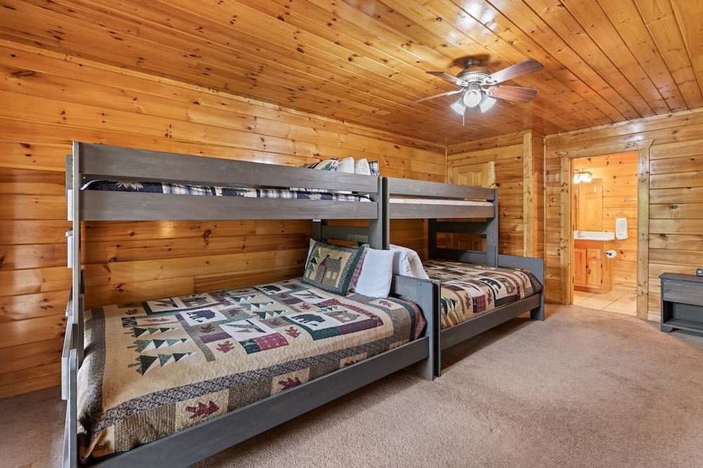 Triple Mountain View Stunning 4 BDR Cabin w/ Private Hot Tub, Game Room