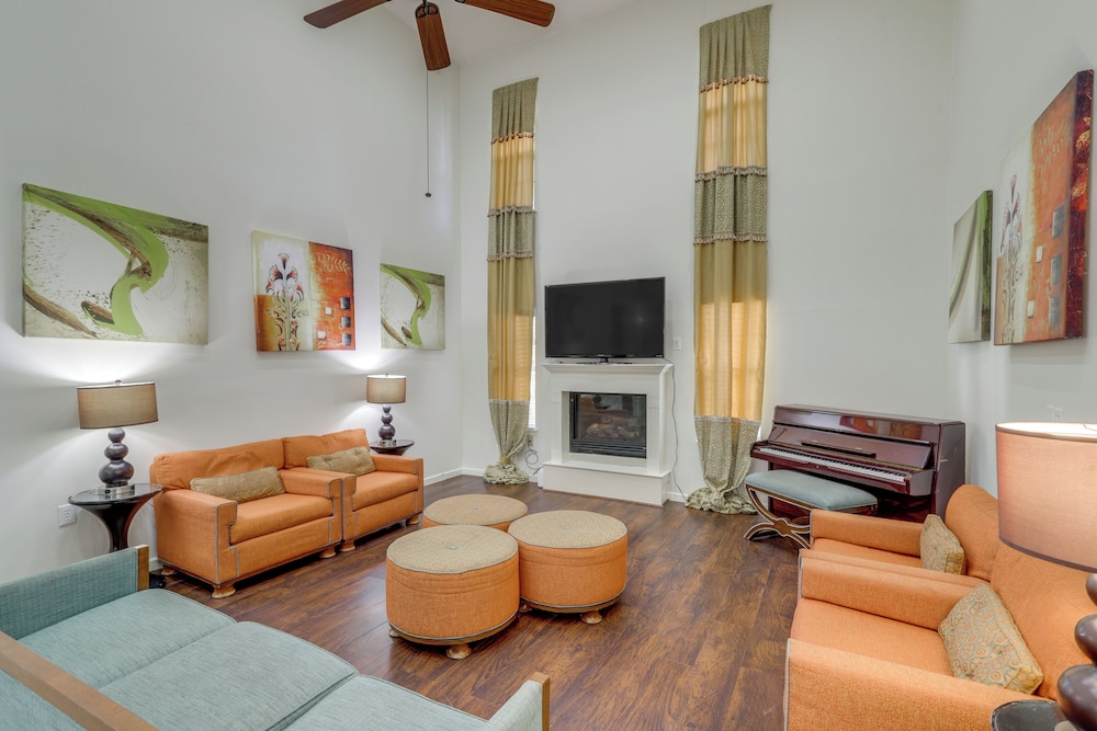 Pool Table & Patio w/ Bar: Spacious Houston Gem!