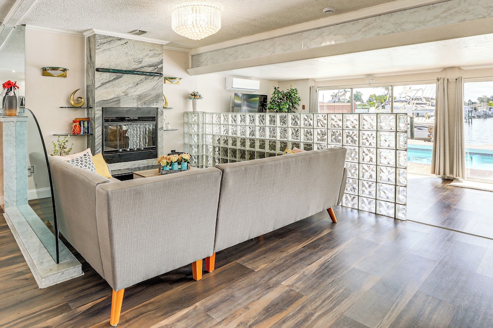 Furnished Sunroom w/ TV! Canal-front Bradenton Gem