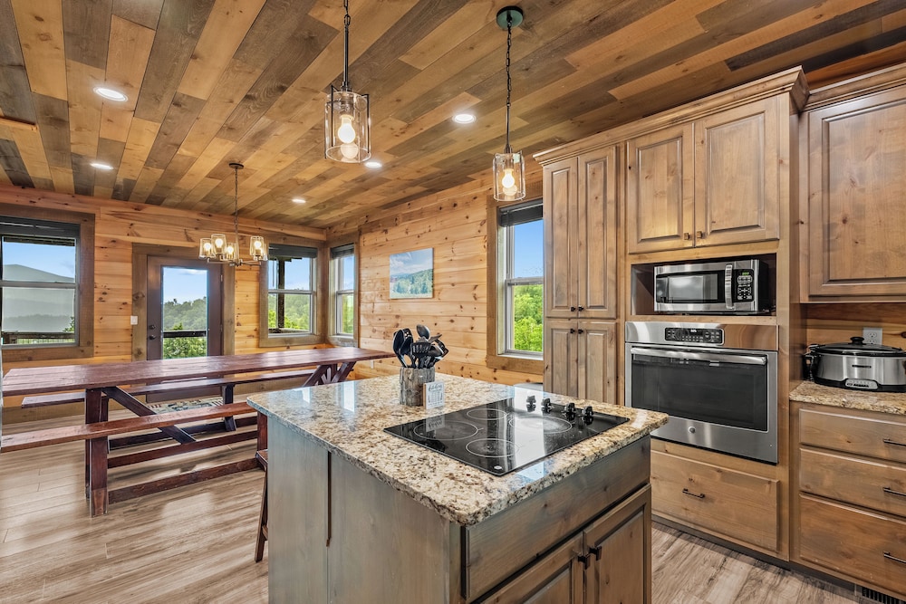 Amazing View Cabin w Gameroom Hot Tub Fire Pit