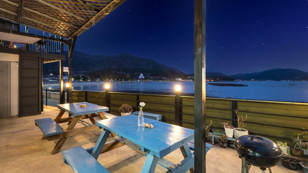 Namhae Dalddenuenbada Pension view 3