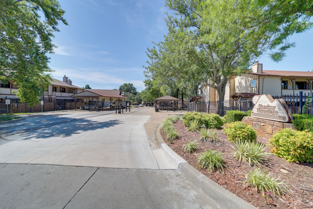 10 Mi to Dtwn Tulsa: Condo w/ Pool Access!
