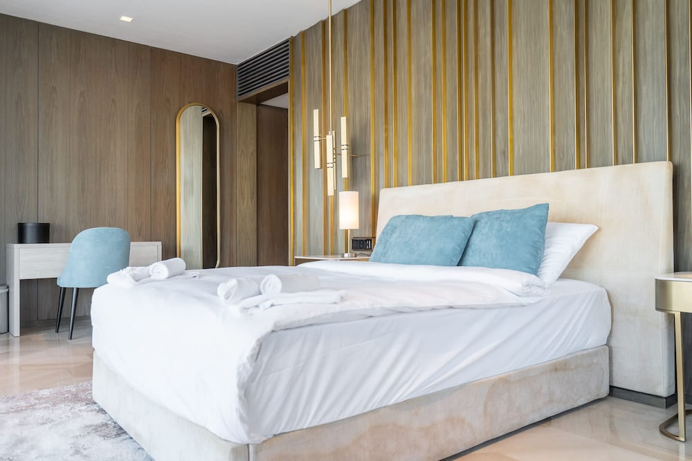 Stunning 3-bedroom Retreat at Five Palm Jumeirah With Spectacular Views and Direct Access to the West Beach