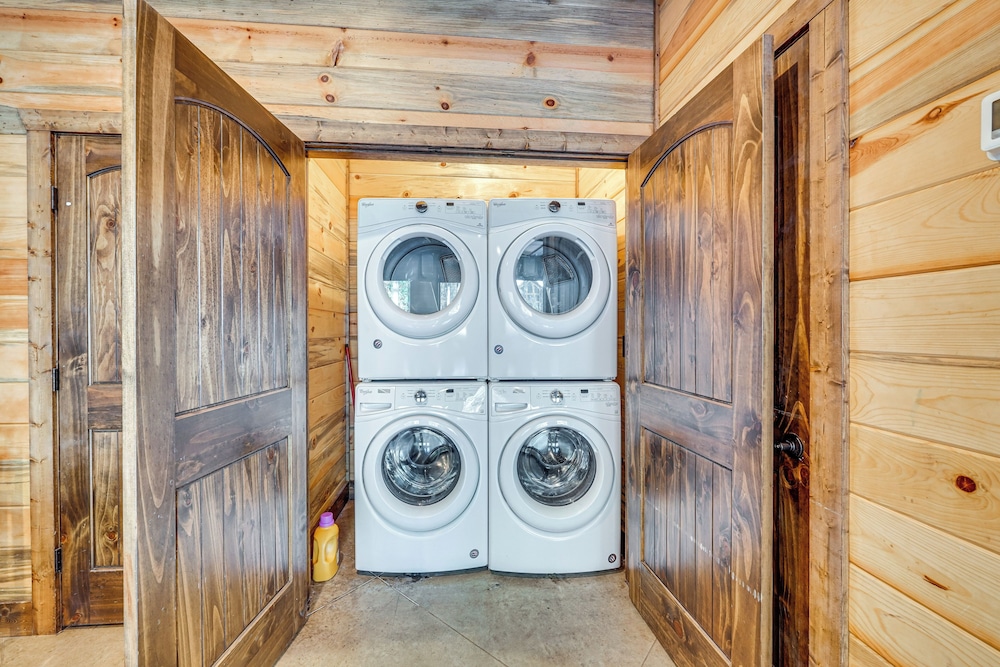 Hot Tub & Game Room: Spacious Cabin in Broken Bow!