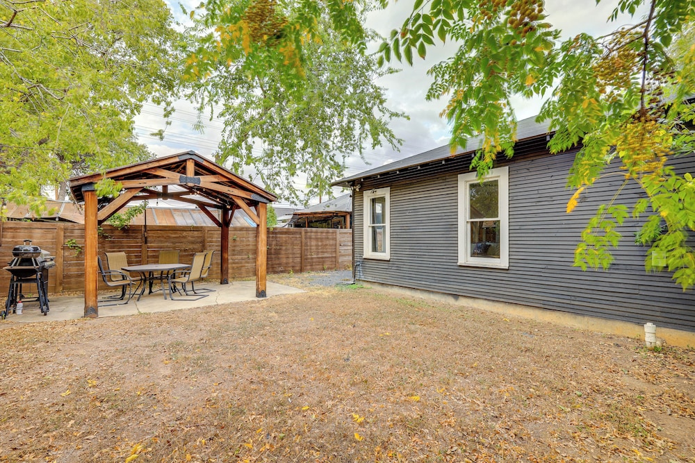 ~ 2 Mi to Dtwn San Antonio: Comfy Home w/ Yard!